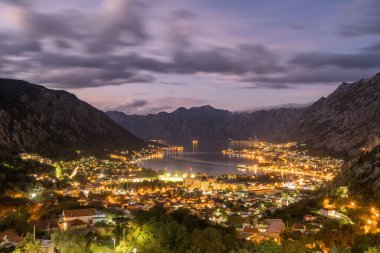 Karadağ 'da geceleyin Kotor Körfezi manzarası. Lovcen Dağı 'nın tepesinden Kotor Körfezi ve Old Town' un akşam manzarası. Ortaçağ kasabasının ve güzel körfezin ışıkları