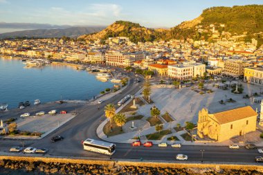 Yunanistan 'ın Zante adasındaki Zakynthos şehrinin hava manzarası. Panagia Pikridiotissa Kilisesi. Güneşin doğuşunda Zakynthos kasabasında güzel manzaralı..