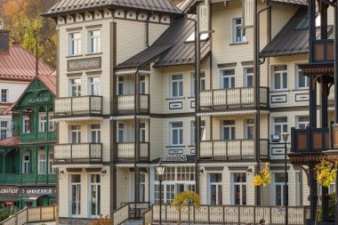 Krynica Zdroj, Polonya - 16 Ekim 2022: Krinica-Zdroj, Polonya 'nın ahşap mimarisi.