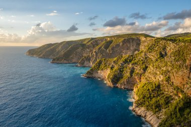 Günbatımında Zakynthos Adası 'ndaki turkuaz deniz manzarası, İyon adaları, Yunanistan. Zante adası sahili altın saatinde
