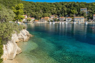 Ithaca adası, Kefalonia, İyon denizi, Yunanistan 'daki Kioni balıkçı köyünde küçük bir sahil. Ithaki 'deki Kioni köyünün deniz kenarındaki merdivenlerde. Halen cennet gibi Yunan adaları manzarası çekiliyor.