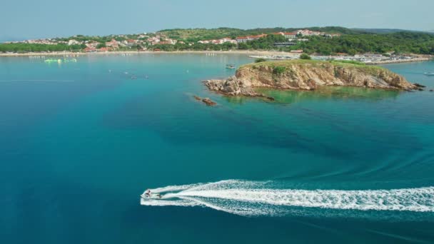 ラブ島 ダルマチア地域 クロアチアで人気のパラダイスビーチ近くアドリア海で高速でクルーズするジェットスキーウォータークラフトの空中ビュー — ストック動画