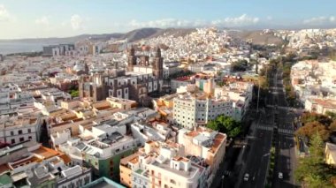 İspanya 'nın Gran Kanarya adasındaki Santa Ana Katedrali ile Las Palmas şehir manzarası. Saint Ana Meydanı ve tarihi katedral binası. Las Palmas şehrinin insansız hava aracı görüntüsü.