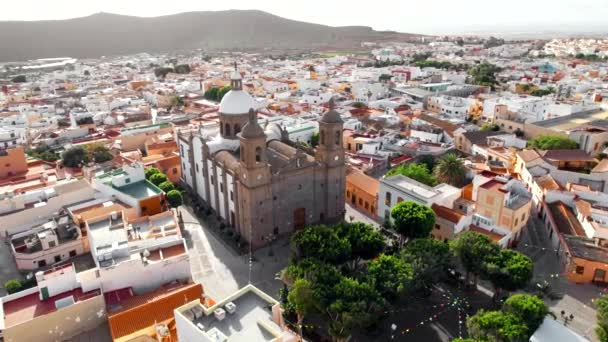 阿吉米斯与西班牙加那利群岛大加那利群岛圣塞巴斯蒂安教区教堂的城市景观 美丽的Gran Canaria岛上迷人的Aguimes小镇的空中景观 — 图库视频影像