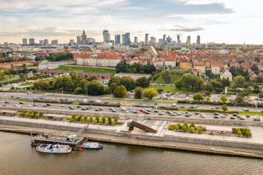 Varşova Eski Şehir ve modern gökdelenler günbatımında, Polonya. Tarihi binalar, pazar meydanı, eski kasabadaki katedral ve arka plandaki modern gökdelenlerle Warszawa şehir manzarası.