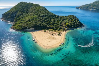 Yunanistan 'ın Zakynthos adası yakınlarındaki Marathonisi Adası' nın havadan görünüşü. Zante, İyon Denizi 'nde güneşli bir günde Maraton Adası. Turkuaz deniz suyuyla Idyllic plajı