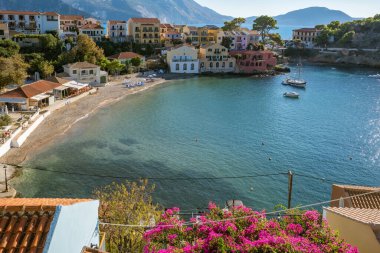 Yunanistan 'ın İyon Denizi' ndeki Kefalonia Adası 'ndaki Assos kasabası. Yunan yazlık tatil beldesi Assos köyü yazın, Cephalonia adası. Yunanistan 'ın güzel deniz kıyıları.