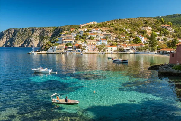 Kefalonia, Yunanistan - 8 Ekim 2022: İyon Denizi, Yunanistan 'daki Kefalonia adasındaki Picturesque Assos kasabası. Yunan yazlık tatil beldesi Assos köyü yazın, Cephalonia adası.