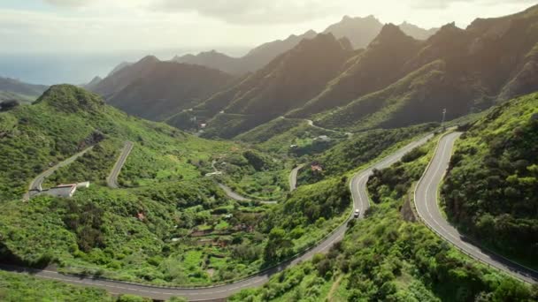 Luchtfoto Van Groen Vulkanisch Landschap Met Serpentine Weg Het Noorden — Stockvideo