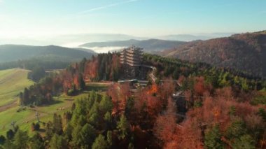 Güneş doğarken, tatil köyü Krynica-Zdroj 'daki ağaç tepesi gözlem kulesi, Küçük Polonya Voyvoda' sı. Tahta gözetleme kulesinin hava manzarası, Krynica. Beskid Dağları 'ndaki sisli sabah manzarası