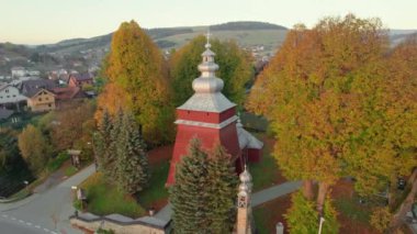 Polonya 'nın başkenti Krynica-Zdroj' daki Tylicz köyündeki ahşap ortodoks Lemkos ve Damian kilisesinin hava manzarası. Sonbahar mevsiminde geleneksel Doğu Hıristiyan Kilisesi
