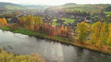 Sonbaharda Polonya 'nın Pieniny kentindeki Trzy Korony dağının hava manzarası. Slovakya-Polonya sınırında sonbahar mevsiminde üç Crowns dağı ve Sromowce Nizne köy manzarası