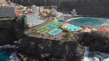 Spor sahaları ve Tenerife, İspanya 'daki Playa de San Marcos plajında yüzme havuzu olan yerleşim yerleri. İspanya 'daki Tenerife, Kanarya Adaları' ndaki San Marcos kıyı kasabasının hava manzarası.