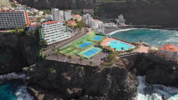 Residentiële Gebouwen Met Sportterrein Een Zwembad Aan Het Strand Playa — Stockvideo
