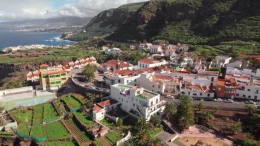 Tenerife, Kanarya Adaları 'ndaki San Juan de la Rambla kasabasının havadan görünüşü. Plaza del Roasio meydanı, Tipik Tenerife kıyı kasabasında Iglesia de San Juan kilisesi ile birlikte. Yörünge atışı