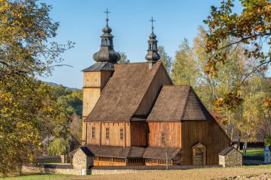 Polonya 'nın Nowy Sacz kentindeki Sadecki Park' taki açık hava skansen müzesindeki eski ahşap kilise. Lososina Dolna ahşap kilise