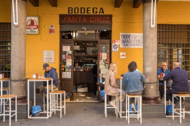 Seville, İspanya - 21 Nisan 2022: Seville, Endülüs, İspanya 'nın Santa Cruz semtindeki popüler tarihi Bodega tapas barı. 