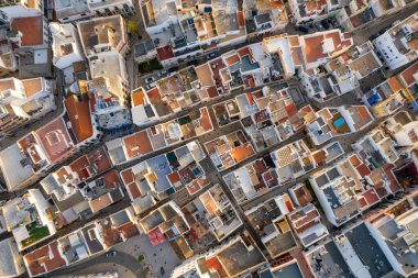 Olhao şehir manzarasının yukarıdan görünüşü, güneş doğarken Ria Formosa, Algarve bölgesi, Portekiz. Tipik Portekiz mimarisi dar sokakları olan Olhao kasabası.