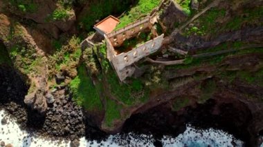 Los Realejos, Tenerife 'deki La Gordejuela' nın eski harap su kaldırma aracının insansız hava aracı görüntüsü. Casa Hamilton Elevador de Aguas de Gordejuela, Tenerife.