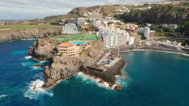 西班牙Tenerife的Playa San Marcos海滩上有体育场和游泳池的住宅建筑 西班牙加那利群岛Tenerife沿海小镇圣马科斯的空中景观 — 图库视频影像
