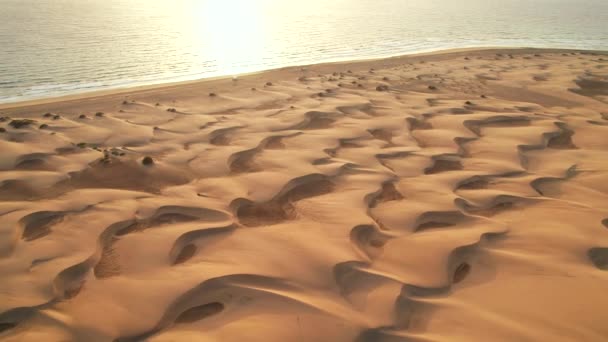 日出时位于西班牙加那利群岛大加那利群岛马斯帕洛马斯海滩的马斯帕洛马斯沙丘的空中景观 阳光灿烂的沙漠中宏伟的自然景观 — 图库视频影像