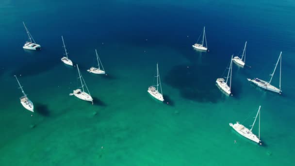 Vista Aérea Barcos Anclados Mar Adriático Frente Costa Croacia Escena — Vídeos de Stock