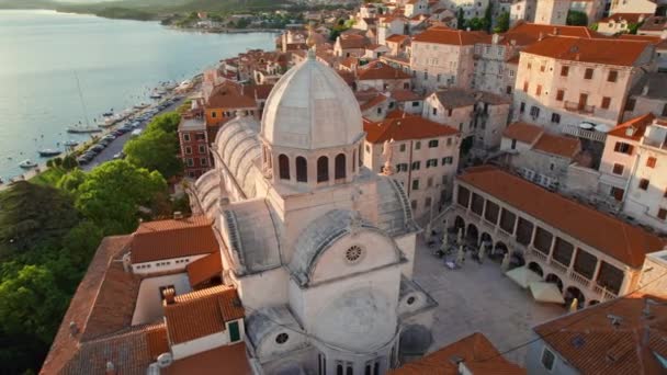 Légi Kilátás Történelmi Katedrális Szent Jakab Sibenik Óvárosában Naplementekor Dalmácia — Stock videók