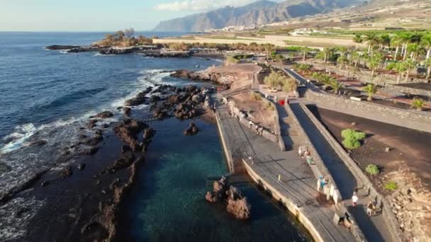 位于西班牙加那利群岛Tenerife的Alcala镇 沿着大西洋海岸的城市公园的空中景观 黄昏时分 特内里费美丽的人行道上的空中无人驾驶飞机向前飞去 — 图库视频影像
