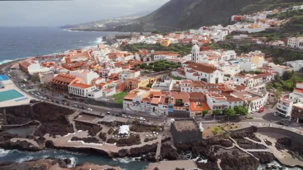 加那利群岛Tenerife Garachico镇的空中景观 五彩缤纷 美丽的沿海城市加拉齐科概览 圣安娜教堂和自由广场 无人轨道射击 — 图库视频影像