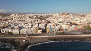 İspanya 'nın Gran Kanarya adasındaki Santa Ana Katedrali ile Las Palmas şehir manzarası. Las Palmas şehrinin insansız hava aracı görüntüsü 