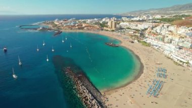 İspanya, Tenerife 'deki Los Cristianos tatil köyündeki Fuente Playa de Las Vistas plajının hava manzarası. Tenerife adasındaki popüler turizm beldesi