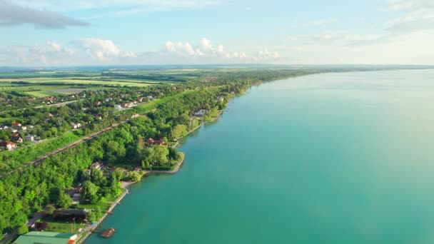 匈牙利巴拉顿湖海岸的空中景观 最大的匈牙利湖无人机镜头 夏天在匈牙利的Balatonvilagos它是中欧最大的湖泊 — 图库视频影像
