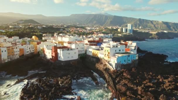西班牙加那利群岛日出时令人叹为观止的特内里费岛海岸的空中景观 无人机以提德火山为背景 捕捉了充满活力的海滨城镇蓬塔布拉瓦 — 图库视频影像
