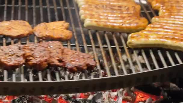 Barbecue Tradizionale Wurstwurst Salsicce Carne Alla Griglia Sul Mercato Natale — Video Stock