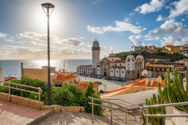 Candelaria kasabasının güzel manzarası, Tenerife, Kanarya Adaları, İspanya. İspanya 'nın başkenti Tenerife' de bulunan Candelaria ve Plaza de la Patrona de Canarias Bazilikası ve Marian Kraliyet Mabedi.