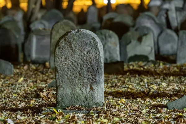 Gece Eski Bir Mezarlıkta Mezar Taşları Örtülü Mezar Taşları Ürkütücü — Stok fotoğraf