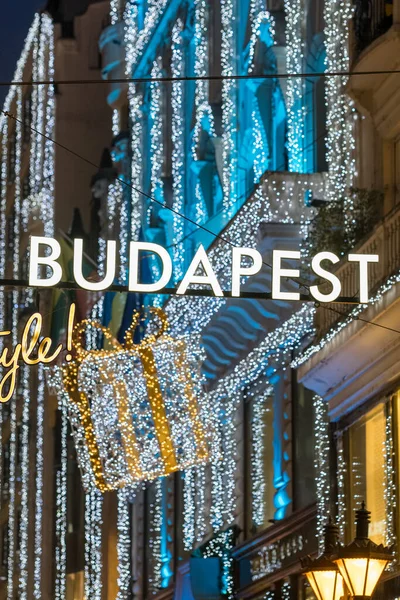 Gyönyörű Karácsonyi Szezon Utcai Jelenet Ragyogó Budapesti Szóval Fényekkel Városi — Stock Fotó