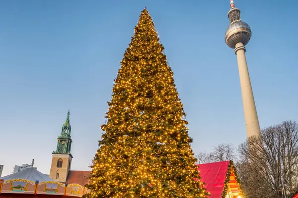 Piękna Świecąca Choinka Sezonowym Jarmarku Bożonarodzeniowym Alexanderplatz Berlinie Niemcy — Zdjęcie stockowe
