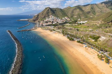 Las Teresitas plajı ve Tenerife, Kanarya Adaları 'ndaki San Andres tatil köyünün havadan görüntüsü. Sarı kumsal, palmiye ağaçları ve kıyı yolu..