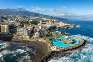 Puerto de la Cruz şehrinin havadan görünüşü, Tenerife, İspanya. Purto de la Cruz kasabası ve Tenerife Adası, Kanarya Adaları 'ndaki muhteşem Teide volkanı..