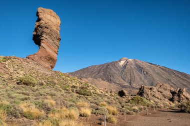 Volkan manzarası, Tenerife, Kanarya adaları, İspanya. Tenerife adasındaki El Teide Ulusal Parkı. Volkanik kaya oluşumları ve ünlü Pico del Teide volkan zirvesi.