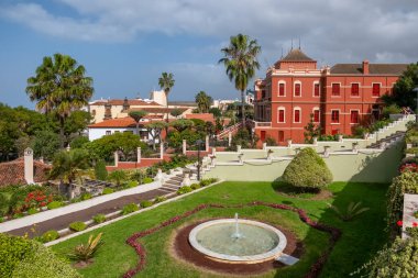 Jardines del Marquesado de la Quinta Roja bahçesi La Orotava kasabası, Tenerife, Kanarya adaları, İspanya. Tenerife adasındaki La Orotava kasabasında tropik botanik bahçeleri
