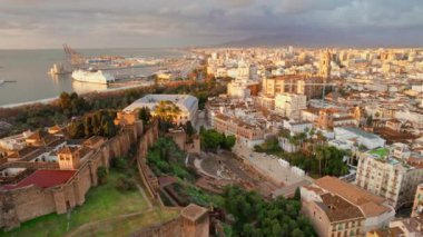 Gün doğumunda Malaga şehrinin havadan görünüşü, İspanya. Malaga şehrinin tarihi enkarnasyon katedrali, Malaga rıhtımı ve Malaga, Endülüs, İspanya 'daki Ortaçağ Berberi şatosu. 