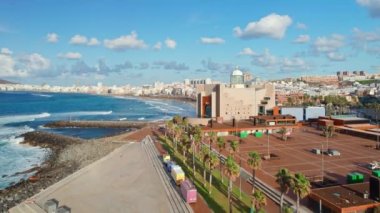 Las Palmas de Gran Canaria 'nın havadan görünüşü, Kanarya adaları, İspanya. Las Palmas şehri Playa de Las Canteras plajı ve modern Alfredo Kraus konser salonu.