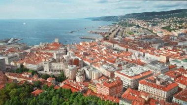 İtalya 'nın kuzeydoğusundaki Trieste şehri ve limanının havadan görüntüsü. İtalya 'nın Akdeniz kıyısındaki Trieste şehri. Drone yörünge atışı