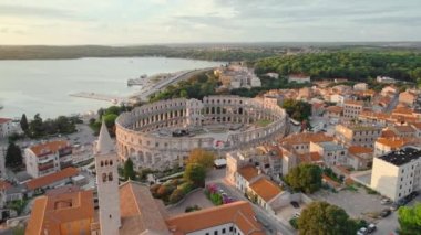 Gün batımında Hırvatistan 'ın Pula kenti üzerinde uçmak. Istria Yarımadası, Pula 'daki tarihi Roma amfitiyatrosunun havadan görünüşü. Hırvatistan 'ın Pula kentindeki Roma Kolezyum Arenası' nın kalıntıları. UNESCO Dünya Mirası