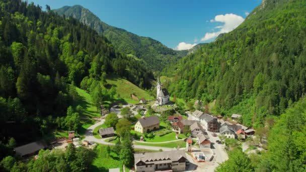 スロベニアの夏のカムニク サヴェンシュタインアルプスの丘の上に伝統的なスロベニアのチャペルを持つ素晴らしいアルプスの農村風景 セントマリア教会とソルカヴァ村を眺める — ストック動画