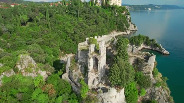 イタリアのトリエステ湾の上の高い崖の上のデイノの古い城 歴史的なデュイノ城 ヨーロッパとのイタリアのアドリア海岸の空中ビュー ドローンが映像を公開 — ストック動画