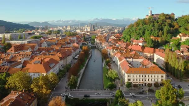斯洛文尼亚卢布尔雅那古城的空中景观 卢布尔雅那城堡 历史建筑和卢布尔雅那河位于斯洛文尼亚首都 阳光灿烂 背景美丽的山脉 — 图库视频影像
