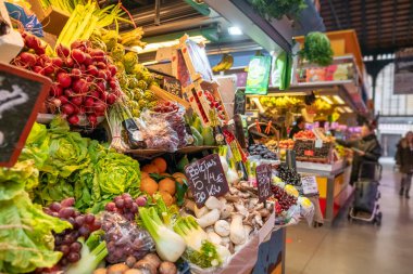 Çiftçi pazarında taze, sağlıklı sebzeler ve meyveler. Ahırda Avrupa pazarında salata yaprakları, turplar, portakallar, mantarlar, enginarlar ve çeşitli sebzeler yer alıyor..